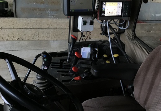 Cockpit du tracteur au semis de betteraves (écran du GPS+ écran du semoir), AgTech - Crédit photo  @benj thi