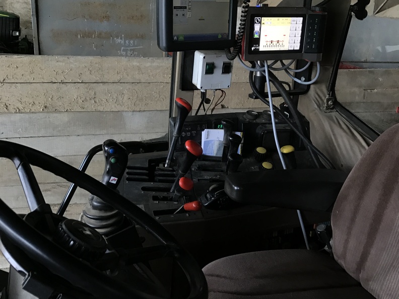 Cockpit du tracteur au semis de betteraves (écran du GPS+ écran du semoir), AgTech - Crédit photo  @benj thi