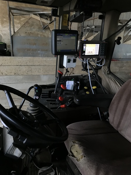Cockpit du tracteur au semis de betteraves (écran du GPS+ écran du semoir), AgTech - Crédit photo_ @benj_thi.JPG