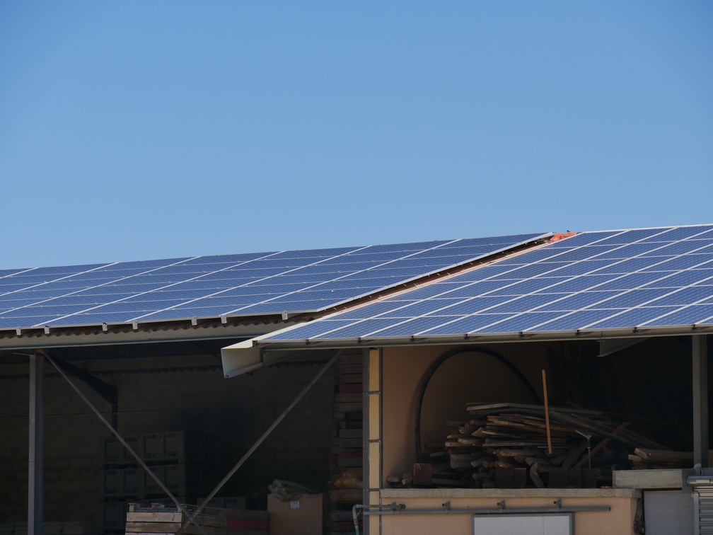 Photovoltaïque sur hangar agricole, solaire, énergie renouvelable - Crédit photo  @Kinou8409