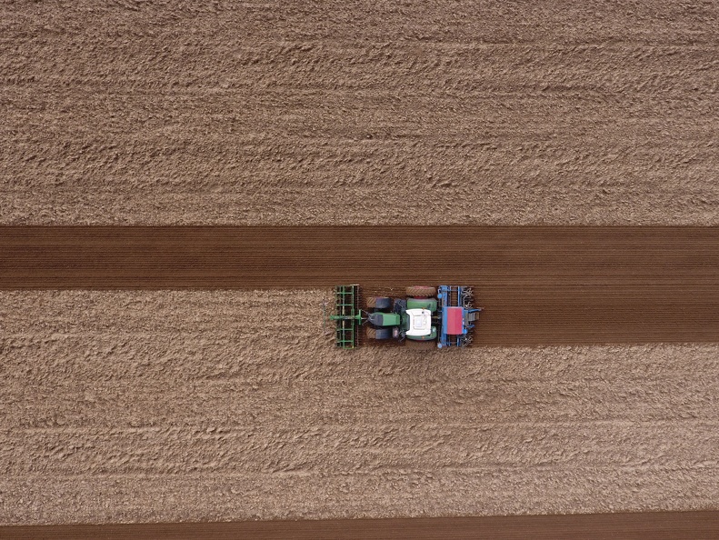 Semis, printemps, semoir, drone, terre, rtk, gps - Crédit photo _ @PierrotRoland(2).jpeg