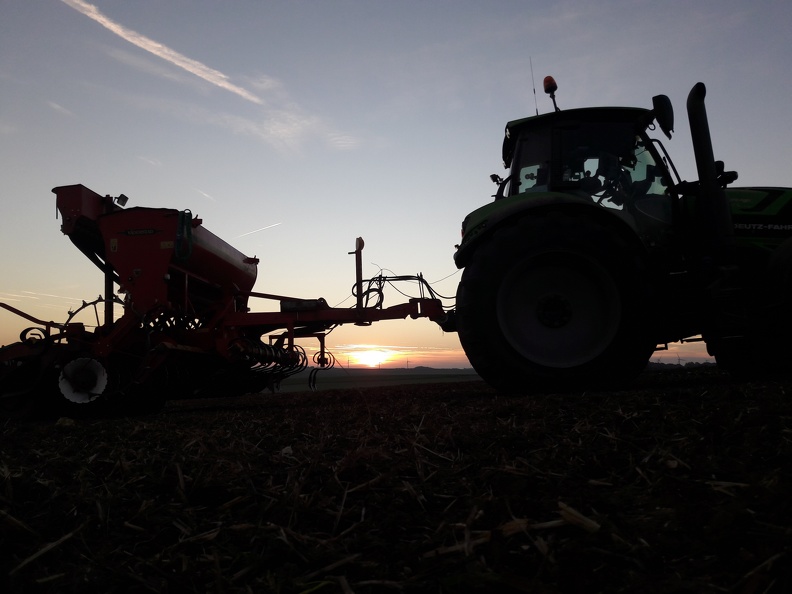 Semoir semis de blé - orge au levée du soleil - Crédit photo _ @GuyotVincent02.jpg