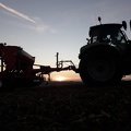 Semoir semis de blé - orge au levée du soleil - Crédit photo _ @GuyotVincent02.jpg