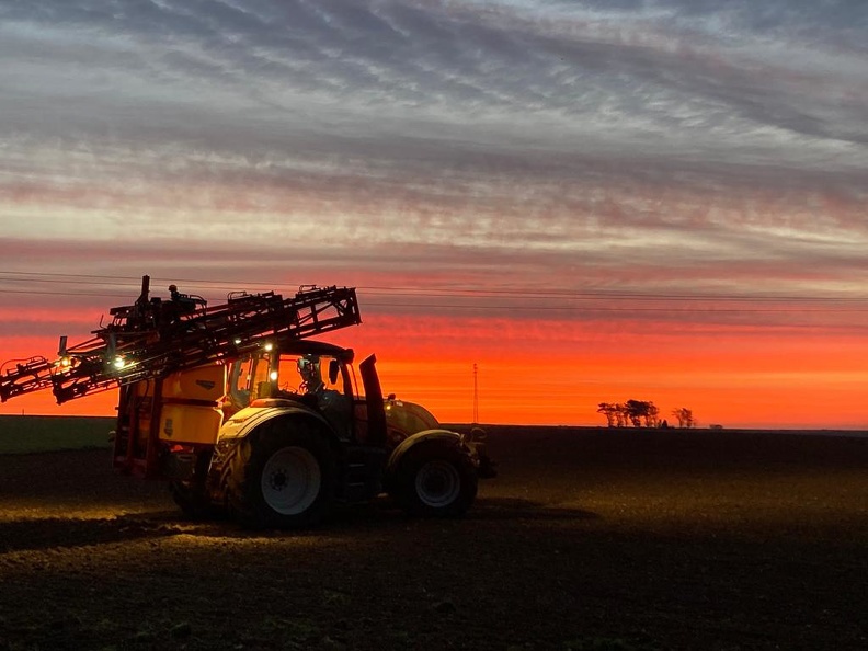 puvlérisateur tracteur coucher de soleil - Marc Delaporte